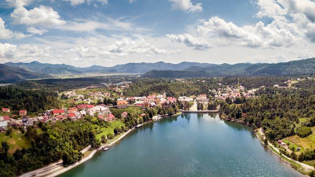 Općina Fužine ovog ljeta pomiče granice uživanja: Film, glazba i sport u srcu Gorskog kotara