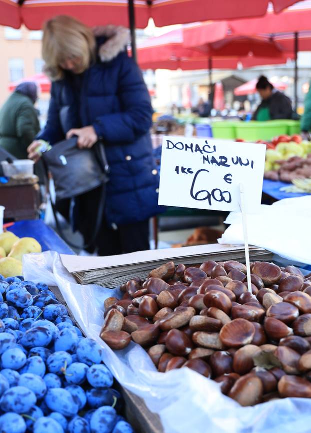 Zagreb: Na Dolac stigli prvi ovogodišnji kesteni, cijene su od 5 do 7 eura
