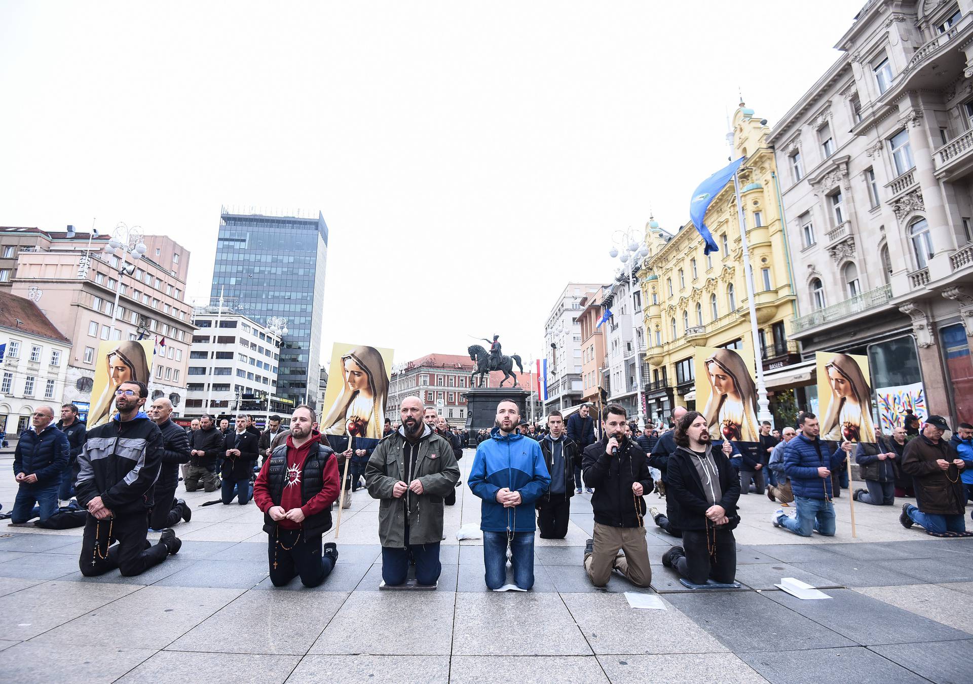 Molitva krunice na glavnom zagrebačkom trgu 