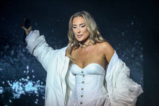 Beograd: Senidah odr&zcaron;ala prvi veliki solisti&ccaron;ki koncert na stadionu Tašmajdan