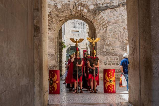 Split: Povijesna smjena straže na Peristilu oduševila brojne turiste