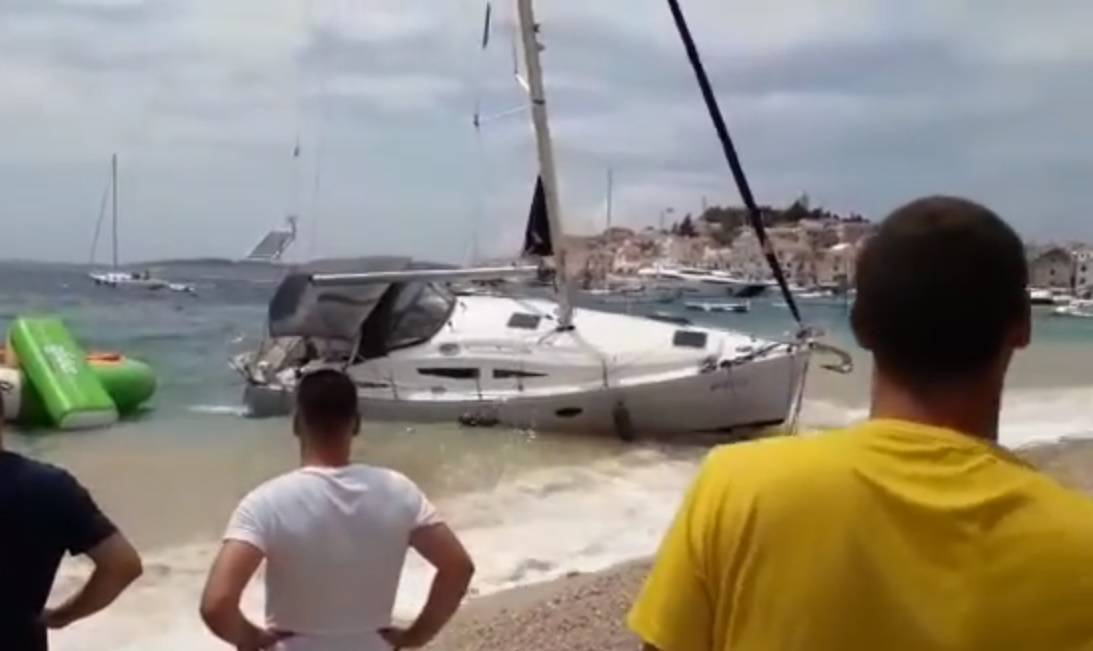 Video: U Primoštenu je puhalo olujno jugo, brod se nasukao