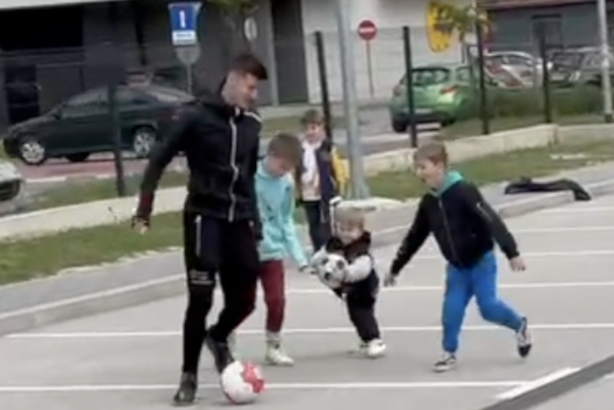 Petar Sučić zaigrao s djecom iz kvarta