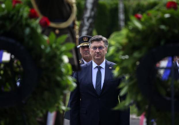 Zagreb: Na Mirogoju položeni vijenci povodom Dana Hrvatske vojske