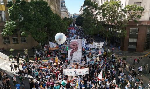 Argentina se oprostila od pape Franje 'simboličnim zagrljajem' na misi na otvorenom