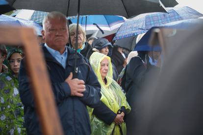 FOTO Kiša lije u Škabrnji, susreli se Milanović i Butković,  u Koloni sjećanja i bračni par Pevec...