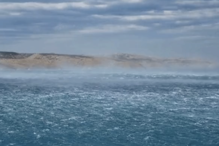 Pogledajte kako 'dere' bura! Zatvoreni Kr&ccaron;ki i Pa&scaron;ki most