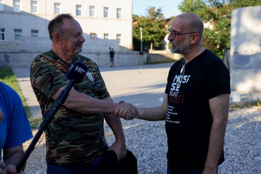 Benkovac: Organizatori benkovačkog festivala "Nosi se" koji je odgođen nakon prosvjeda branitelja održali mirni prosvjed