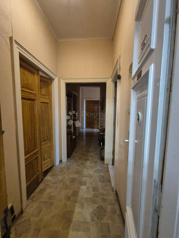 FOTO 'Namještaj iz doba Juge i bakina deka': Ovaj stan u Splitu prodaju za skoro 2 milijuna eura