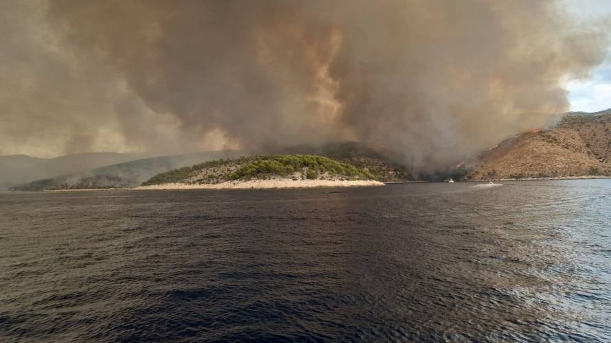 FOTO Dramatični prizori s Brača, ovako požar izgleda s mora, buktinja zahvatila 1500 hektara