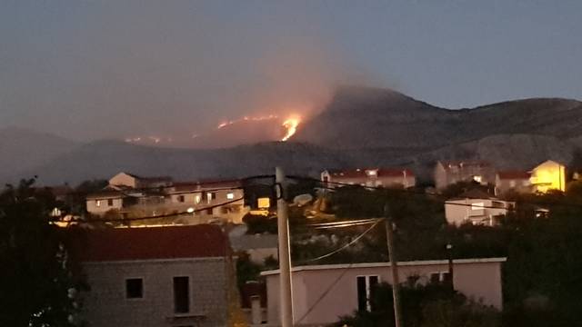 Gori kod Konavala: Vatrogasce čeka duga noć, bura im otežava