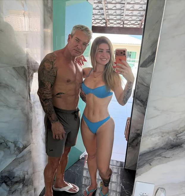 FOTO Ova mama bez grudnjaka je izazvala bijes u školi djeteta: 'Smeta im jer sam najljepša'