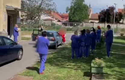 Liječnici i sestre pljeskali ženi koja je pobijedila korona virus