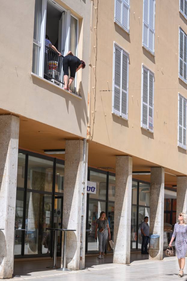 Zadar: Starija gospođa bez straha oprala prozore na ogradi