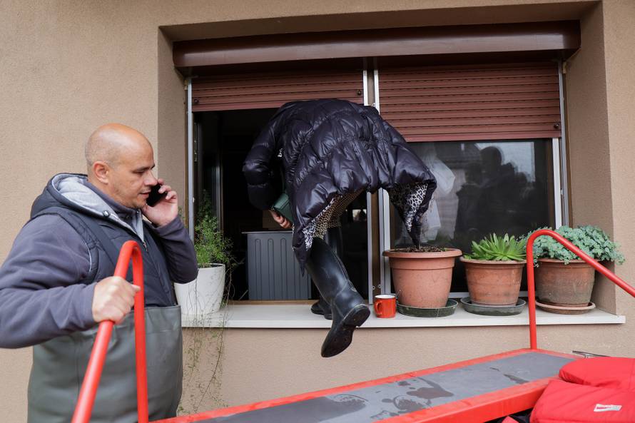 Karlovac: Vatrogasci i Crveni križ dostavljaju kruh građanima koji su u svojim kućama