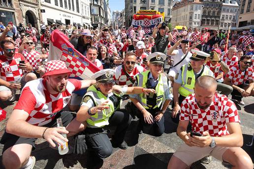 Ludnica u Kopenhagenu: Danski policajci navijaju s Hrvatima!