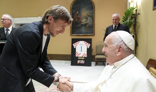 Modrić u svojim vitrinama ima jednu posebnu nagradu. Uručio mu je papa Franjo 2018. godine