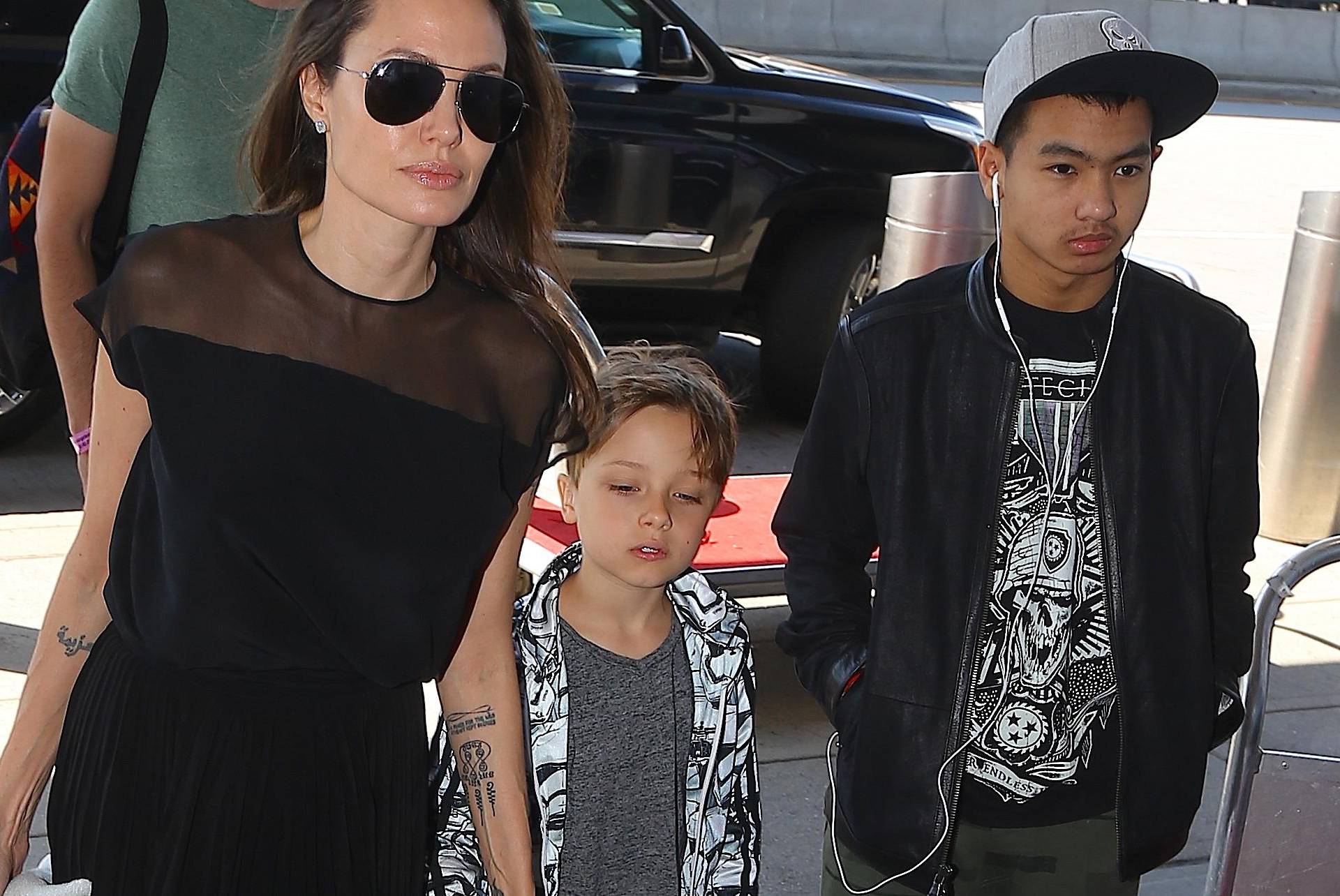 Angelina Jolie arrive ?  l'a?©roport JFK de New York pour prendre un vol pour Los Angeles avec ses enfants Knox-Leon et Maddox