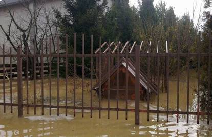 Opet obilne kiše u BiH: Zbog poplava su evakuirali staricu