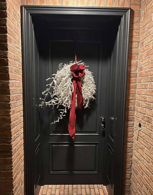 FOTO Domaći kreativci svojim vijencima za vrata stvaraju blagdansku magiju već na ulazu