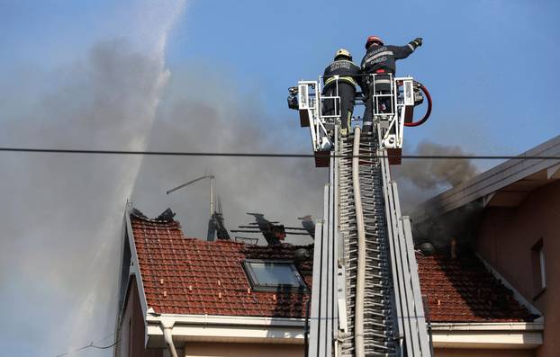 Velika Gorica: U stambenoj kuÄi izbio poÅ¾ar, na intervenciji ozlijeÄeno dvoje vatrogasaca