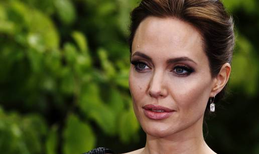 Britanska kraljica Elizabeta II dala odlikovanje Angelini Jolie