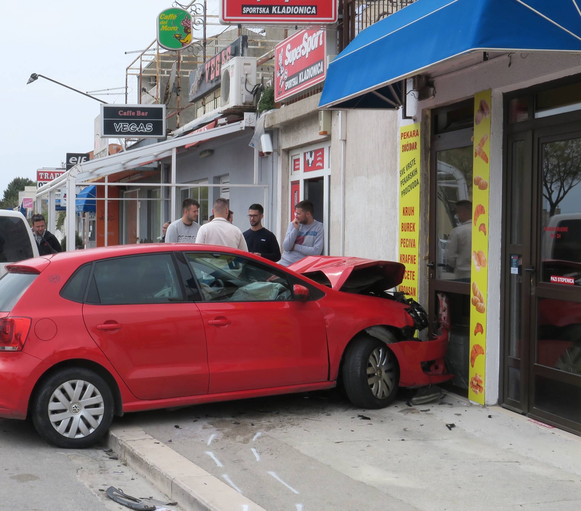 Automobilom se zabio u izlog pekare, ozlijeđeno troje ljudi
