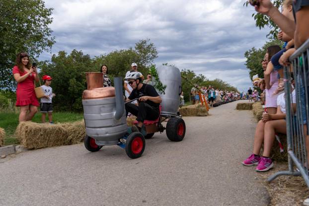 Senj: Održana 1. Senjska maškarana utrka 'Gravity race Senj 2025' podno tvrđave Nehaj