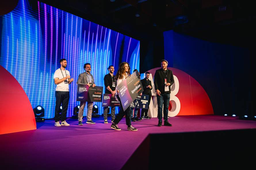 Odobrenje kredita putem mobitela - Pitali smo stručnjake kako izgleda banka budućnosti