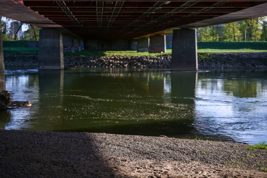 Zagreb: Maloljetnici u koritu Save pronašli lubanju u vrećici s kamenom