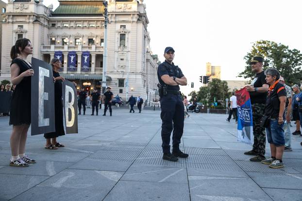Žene u crnom na Trgu republike u Beogradu odale počast žrtvama genocida u Srebrenici