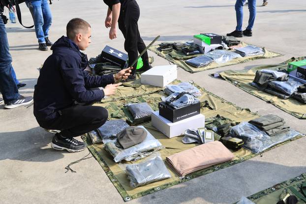 Ministar Anušić i general Kundid na prvom danu TVO-a na Slunju