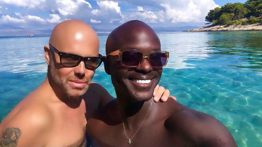 Govorio da je u vezi s Hanom Hadžiavdagić, a sad s dečkom dizajnira torbe. Cijena? 4200 kn