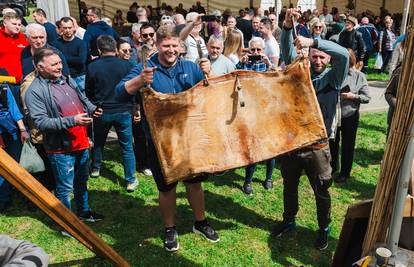 Tko ima najveću i kome najdulje visi: Ovo je slanina od 54 kile!