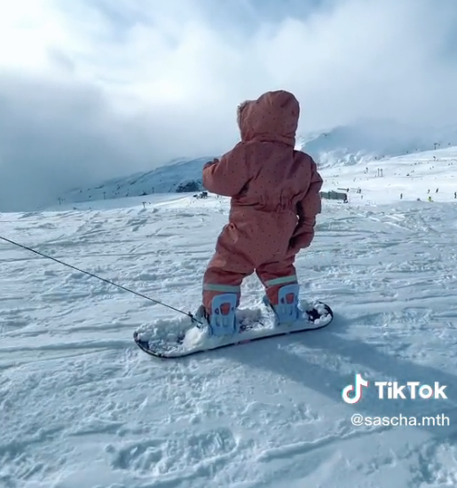 Djevojčica ima godinu dana i obožava snowboard: 'Na stazu ne ide bez svog medvjedića...'