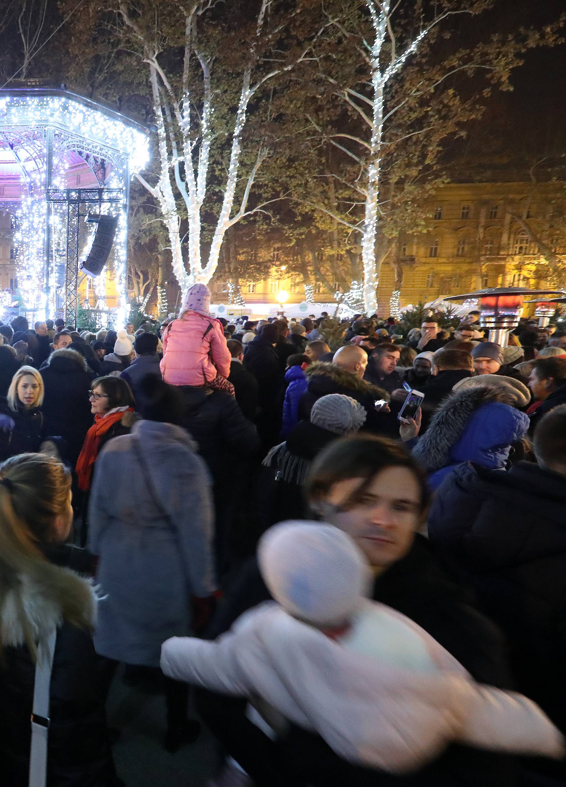 Počeo Advent u Zagrebu: Prva svijeća svijetli na glavnom trgu