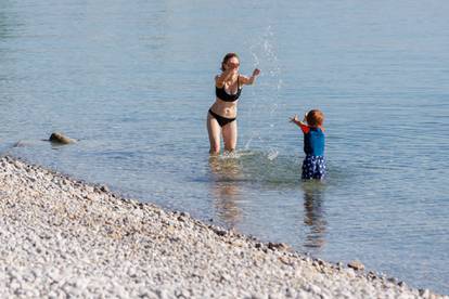 Fotogalerija s hrvatskih plaža: Diljem obale i dalje se kupaju