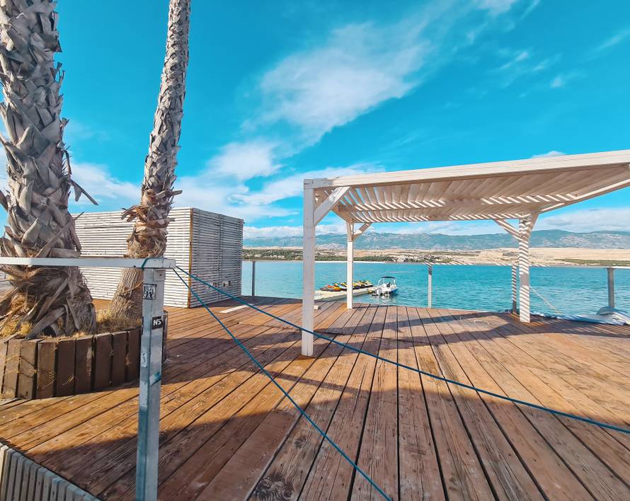 Zrće izgleda k'o površina Marsa s rejvom u pozadini. Rade dva kluba. A menadžeri - konobare