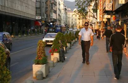 Sarajevo: Dr. Ognjen Šimić šeta i razgledava izloge