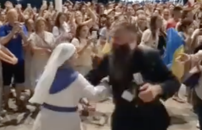 VIDEO Veselo na 'Mladifestu' u Međugorju: Svećenik zaplesao s časnom sestrom ispred crkve