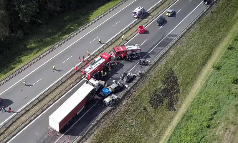 Kamion se zabio u gužvu na autocesti, poginulo šestero...