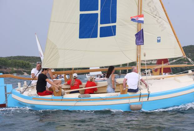 FOTO Čuvari stoljetne tradicije: Drveni brodovi utrkivali se na 'Regati za dušu i tilo' u Betini