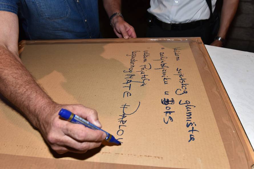 Na premijeri su boksački šampioni skandirali Šampionu