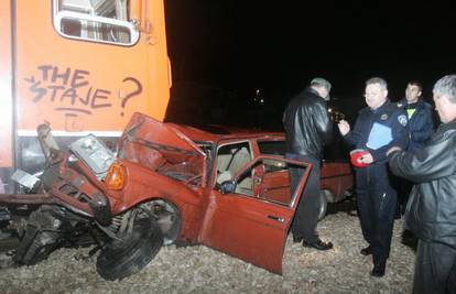 Čudo: Vlak zdrobio auto, a njih četvorica su preživjeli