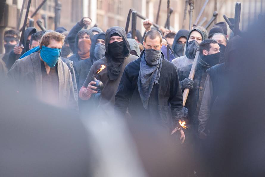 'Ukazao' se na setu: Dornan se pokušao 'sakriti' ispod marame