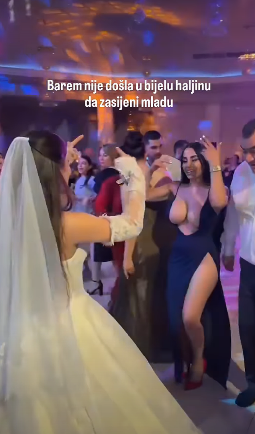 VIDEO Svi pričaju o haljini gošće na balkanskom vjenčanju: 'Bar nije u bijelom da zasjeni mladu'