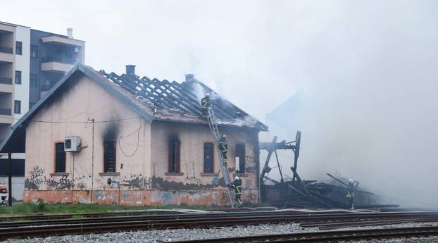 Gore barake uz prugu u Osijeku