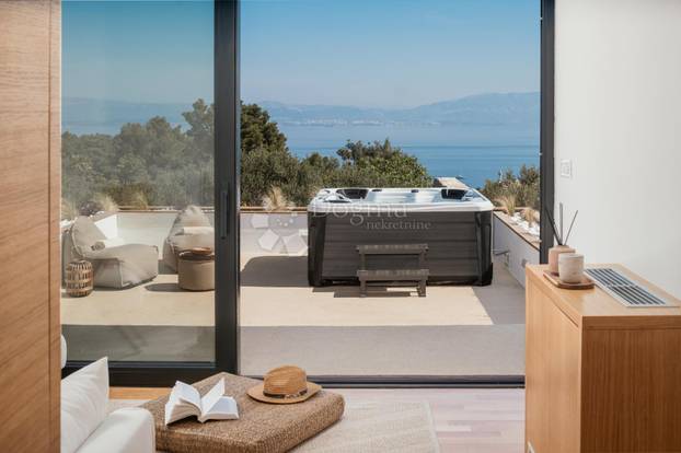 FOTO Nikad viđeno! Prodaje se vila na Šolti. Stoljetna maslina vam raste kraj kauča. Evo cijene