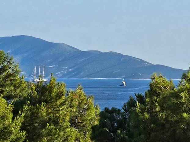 FOTO Bezos i Lauren sitno broje do svadbe, ali i dalje uživaju u Hrvatskoj: Usidrili se na Cresu