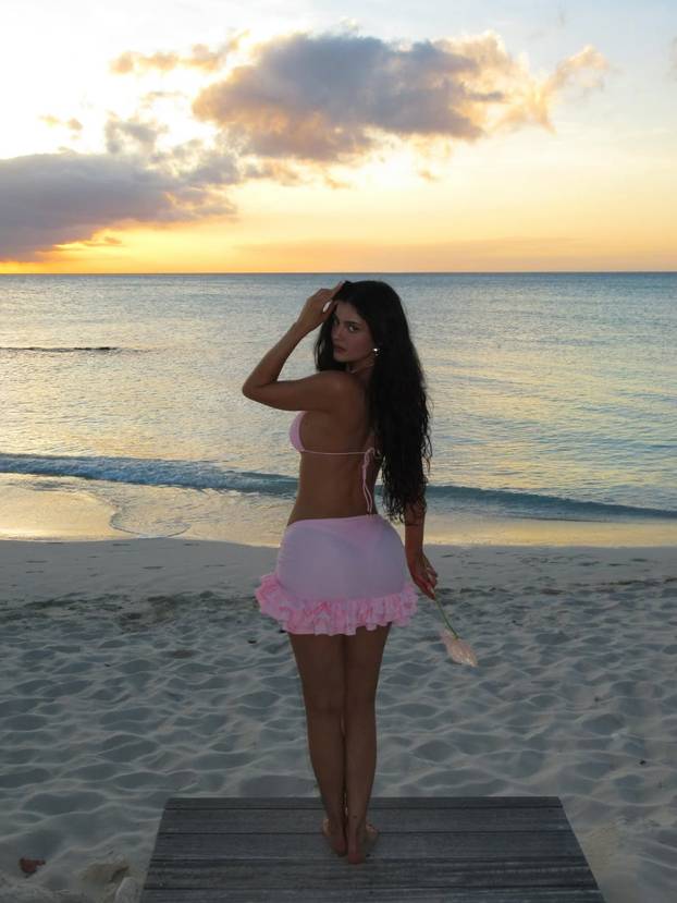FOTO Kylie Jenner uživala u 'raju', ispod minijaturne suknje provirile su joj ružičaste gaćice!
